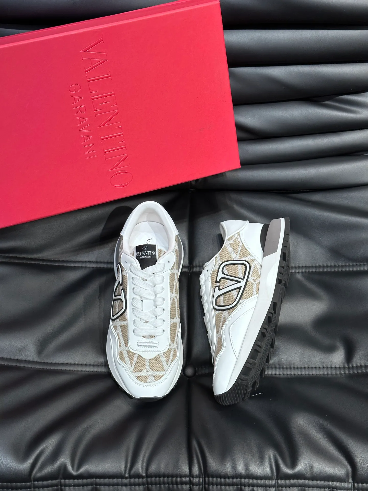 P540💰 Product trademark: VALENTINO "Valentino" Regular size: 38-44 [45 customized] Product materials: Warren men's casual sports shoes, made of multi-material splicing, calf leather stitched with suede cowhide, fabric mesh upper, fabric tongue decorated with brand badge, rubber rivet decorative details on the heel, rivet rubber outsole, non-slip, wear-resistant and shock-absorbing, pure cotton inner foot pad, comfortable and breathable, comes with original box packaging bag!